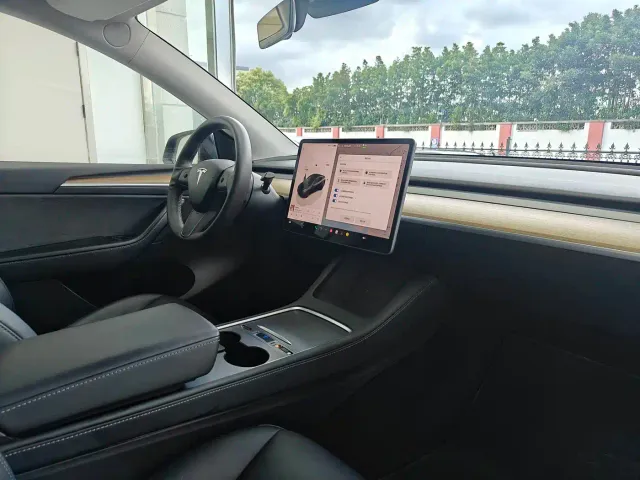 Tesla Model Y — Фото автомобиля 14