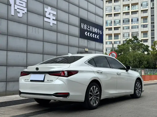 Lexus ES — Фото автомобиля 9