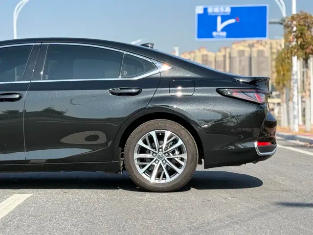 Lexus ES — Фото автомобиля 20