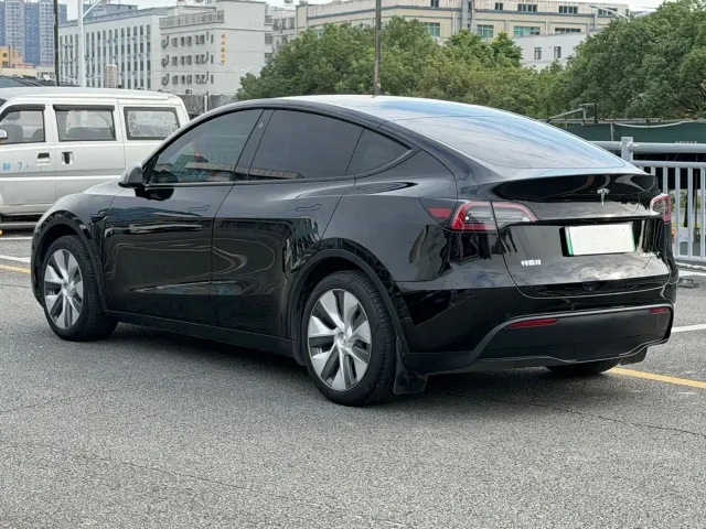 Tesla Model Y — Фото автомобиля 11