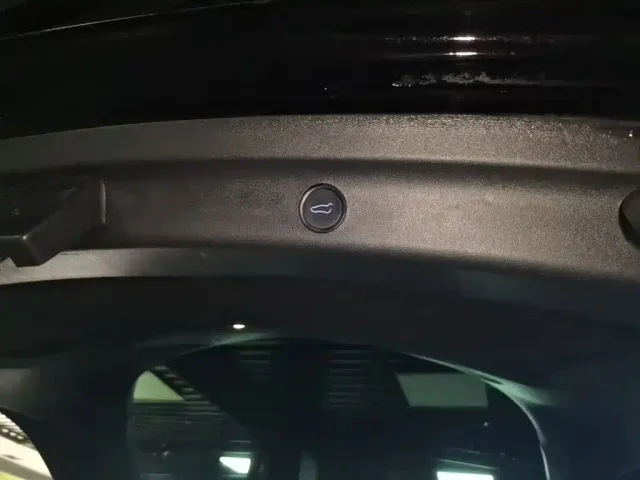Tesla Model Y — Фото автомобиля 18