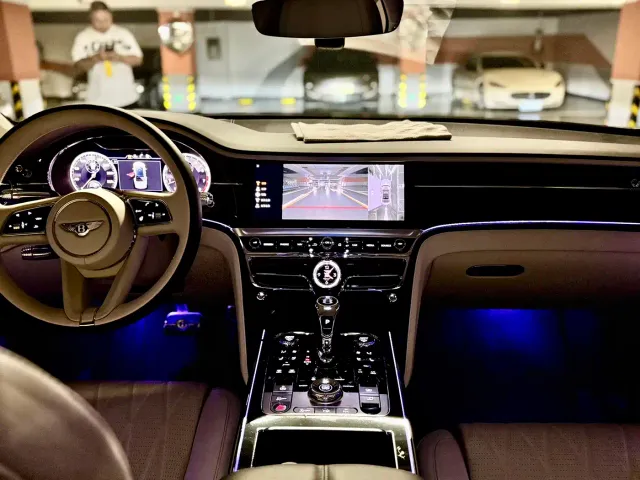 Bentley Flying Spur — Фото автомобиля 16