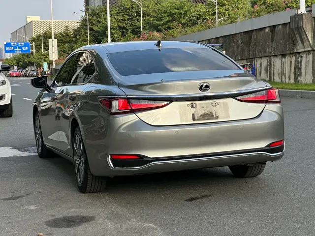 Lexus ES — Фото автомобиля 4