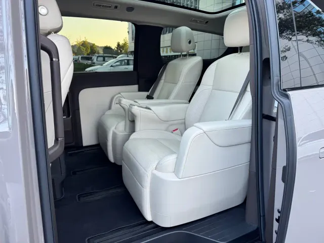 Li Auto MEGA — Фото автомобиля 8