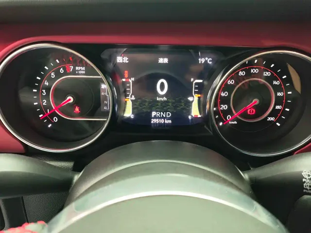 Jeep Wrangler — Фото автомобиля 14