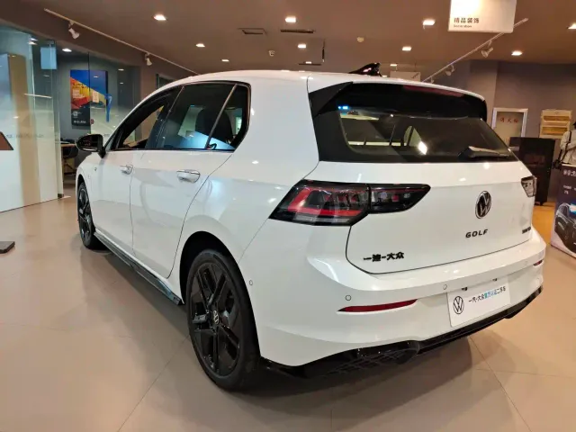 Volkswagen Golf — Фото автомобиля 5