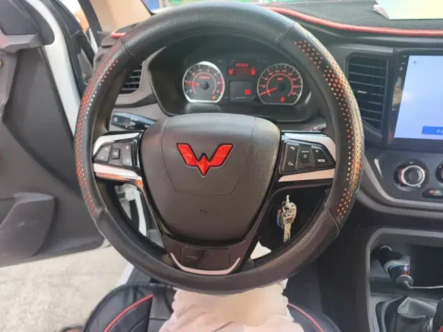 Wuling Hongguang V — Фото автомобиля 10