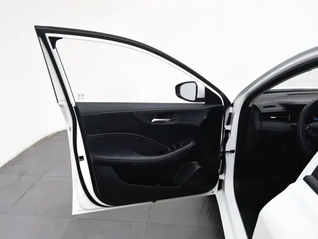 Roewe i5 — Фото автомобиля 8