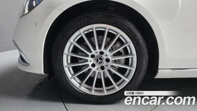 Mercedes-Benz E-Class — Фото автомобиля 5