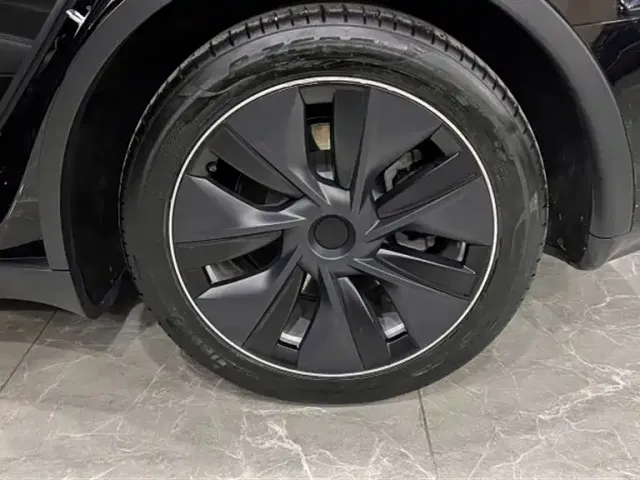 Tesla Model Y — Фото автомобиля 8