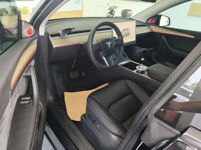 Tesla Model Y — Фото автомобиля 15