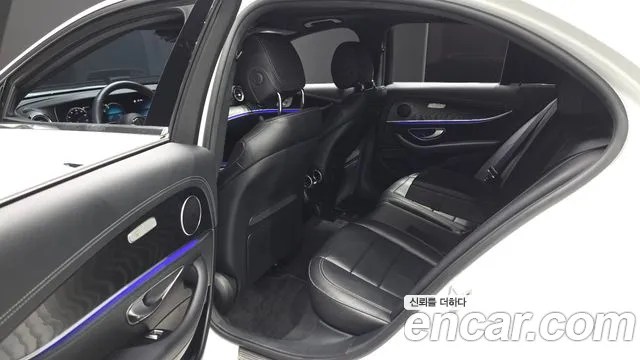 Mercedes-Benz E-Class — Фото автомобиля 10