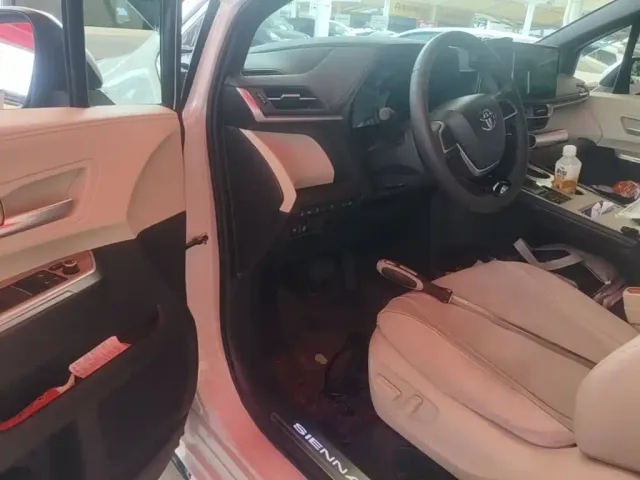 Toyota Sienna — Фото автомобиля 11