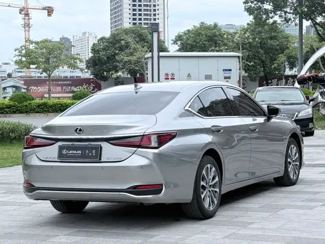 Lexus ES — Фото автомобиля 3