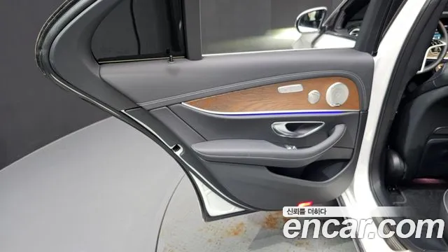 Mercedes-Benz E-Class — Фото автомобиля 22