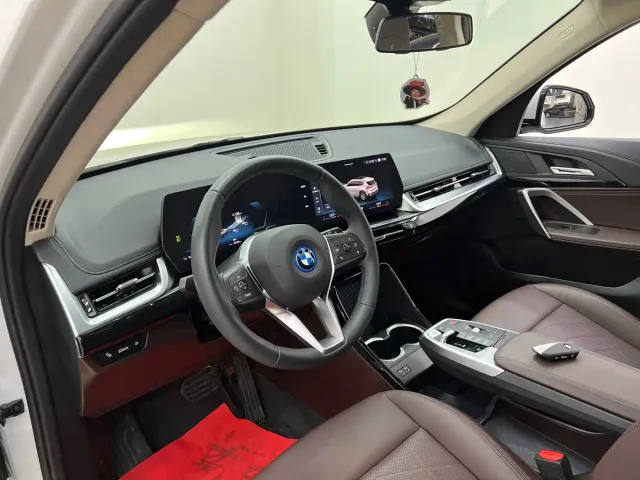 BMW iX1 — Фото автомобиля 13