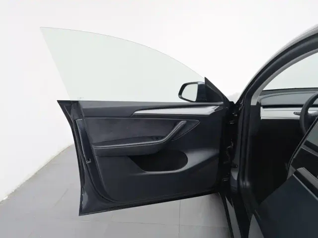 Tesla Model Y — Фото автомобиля 8
