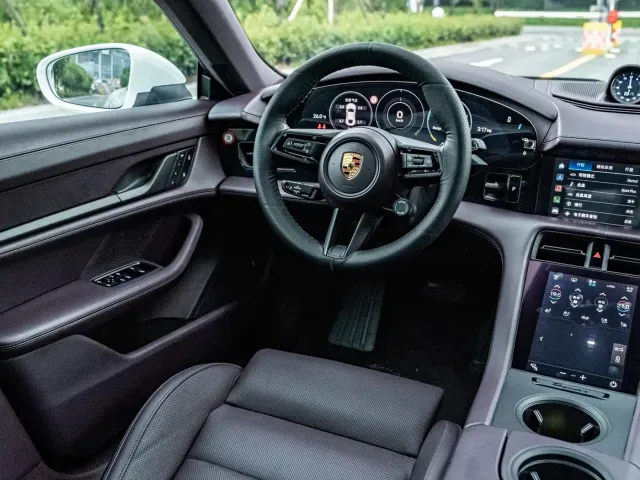 Porsche Taycan — Фото автомобиля 24