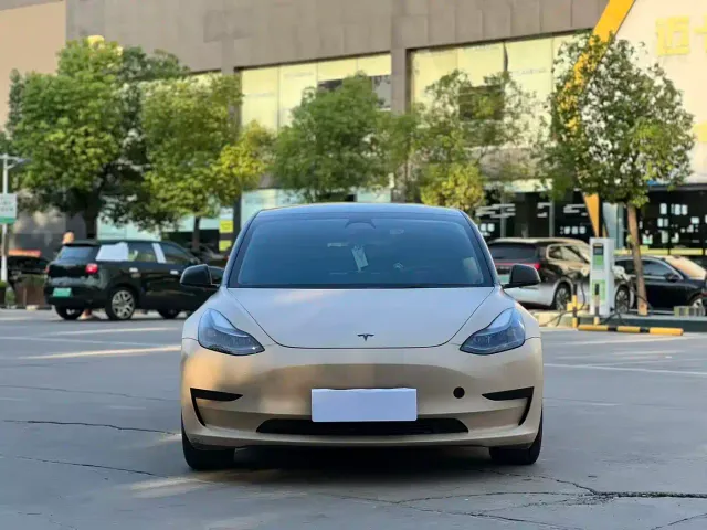 Tesla Model 3 — Фото автомобиля 2