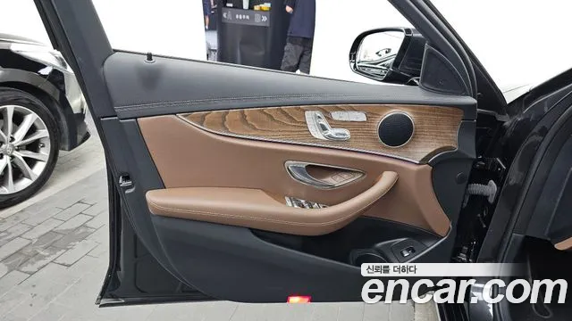 Mercedes-Benz E-Class — Фото автомобиля 21