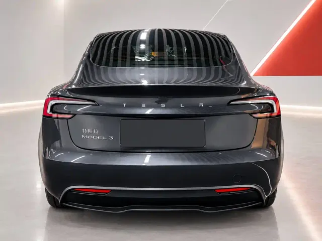 Tesla Model 3 — Фото автомобиля 5