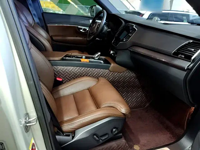Volvo XC90 — Фото автомобиля 24