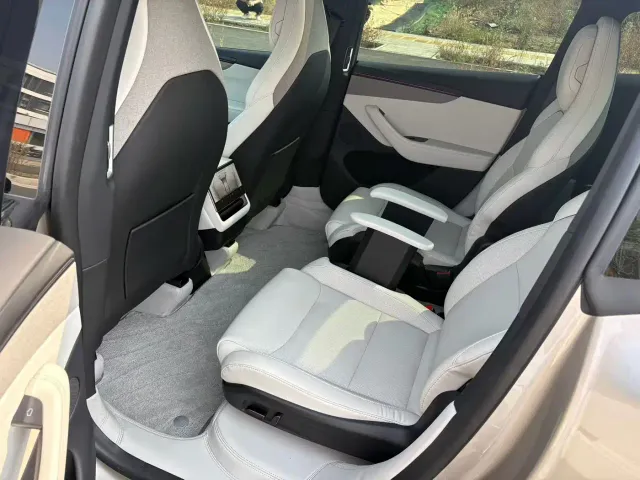 Tesla Model Y L — Фото автомобиля 3