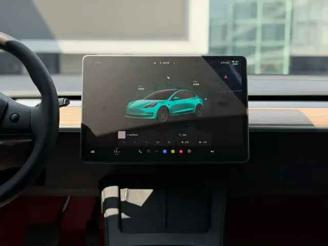 Tesla Model 3 — Фото автомобиля 4