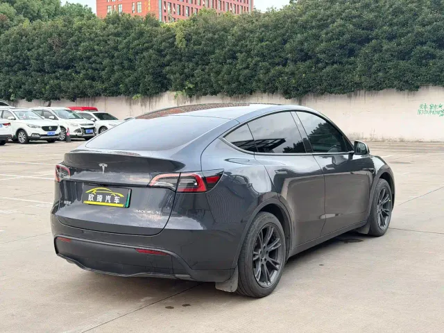 Tesla Model Y — Фото автомобиля 6