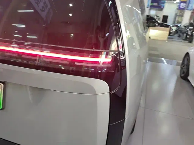 Li Auto MEGA — Фото автомобиля 7