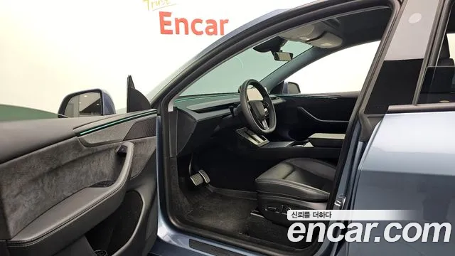 Tesla Model Y — Фото автомобиля 10