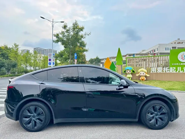 Tesla Model Y — Фото автомобиля 16