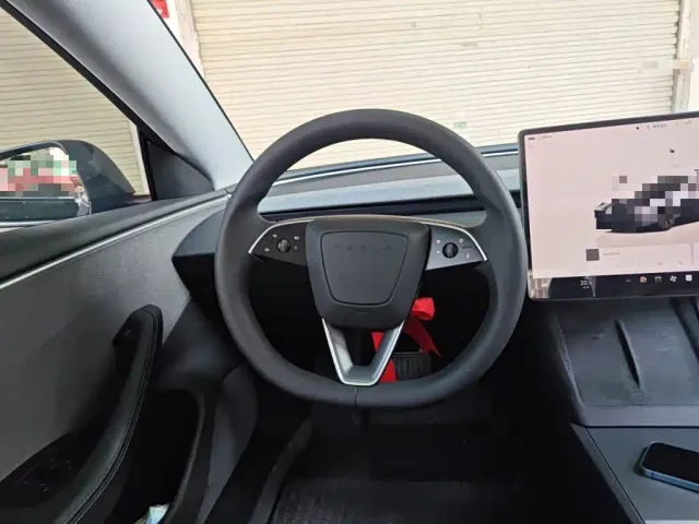 Tesla Model 3 — Фото автомобиля 6