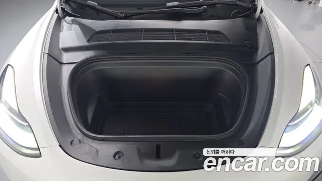 Tesla Model Y — Фото автомобиля 9