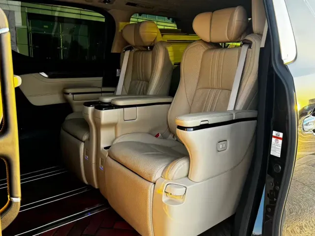 Toyota Alphard — Фото автомобиля 12