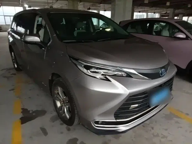 Toyota Sienna — Фото автомобиля 3