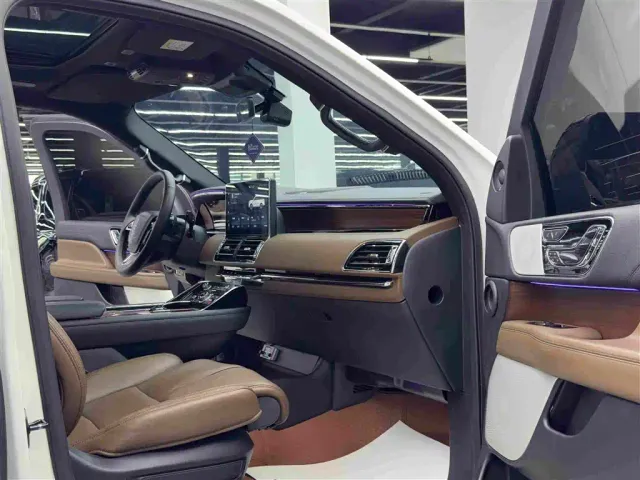 Lincoln Navigator — Фото автомобиля 10