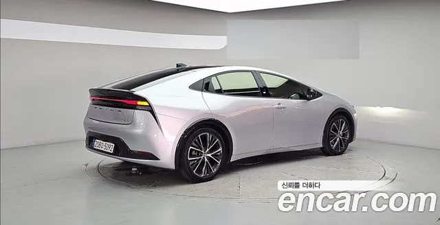 Toyota Prius Generation 5 — Фото автомобиля 2
