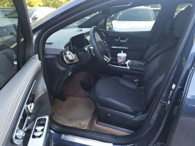 Mercedes-Benz EQE SUV — Фото автомобиля 15