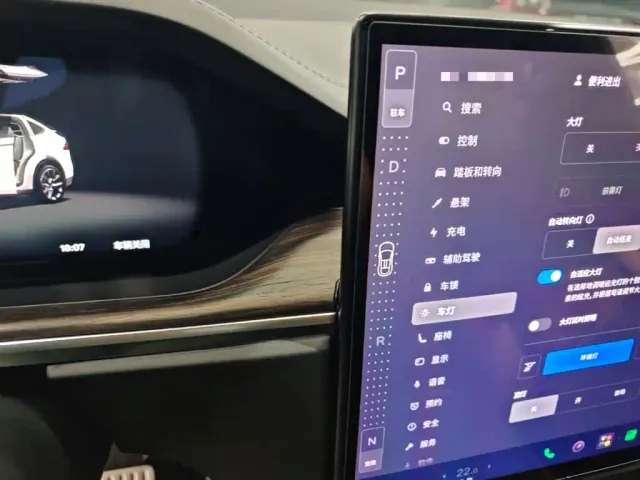 Tesla Model X — Фото автомобиля 13