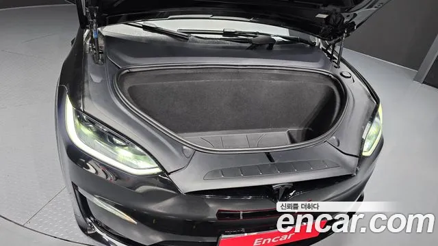 Tesla Model X — Фото автомобиля 6