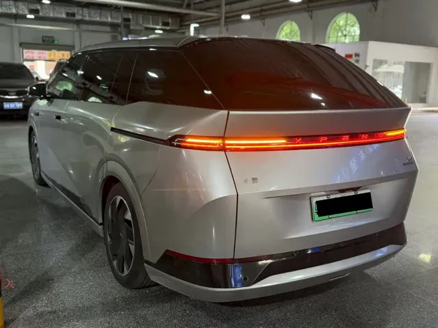 Xpeng X9 — Фото автомобиля 5