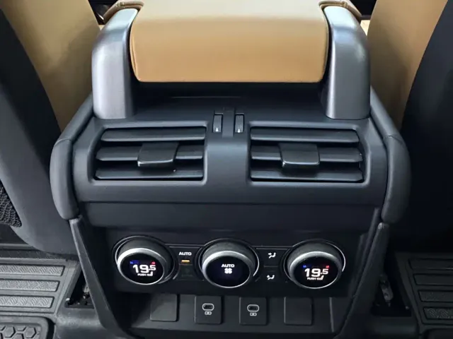 Land Rover Defender — Фото автомобиля 15