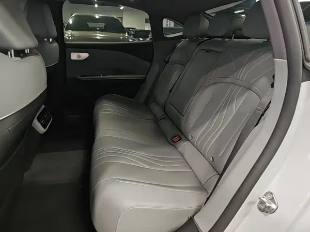 Geely Galaxy E8 — Фото автомобиля 16