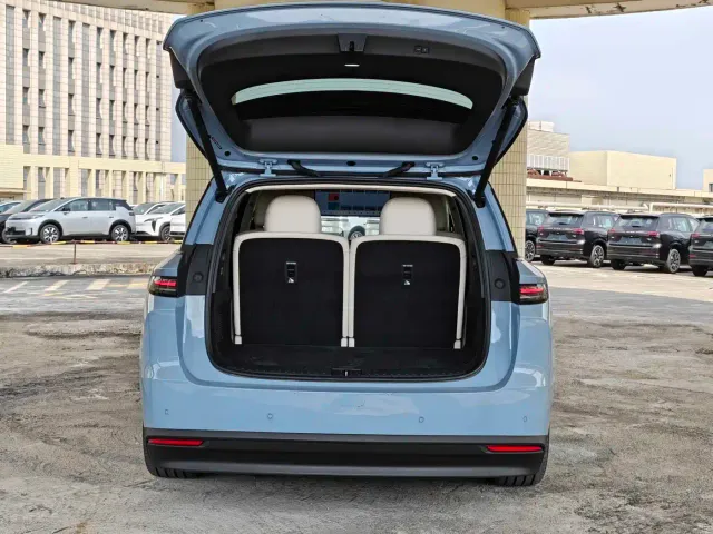 Li Auto i8 — Фото автомобиля 13