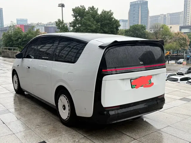 Li Auto MEGA — Фото автомобиля 2