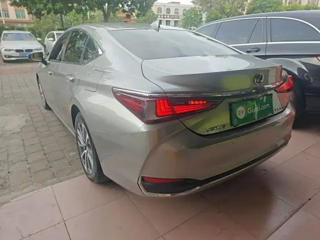 Lexus ES — Фото автомобиля 4