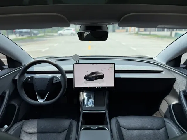 Tesla Model 3 — Фото автомобиля 9