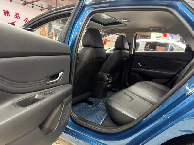 Hyundai Elantra — Фото автомобиля 24