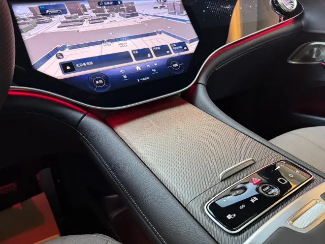 Mercedes-Benz EQE SUV — Фото автомобиля 17